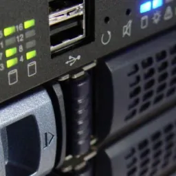 Serwer z aktywnymi diodami LED wskazującymi status dysków i portów USB, widoczne sloty na dyski twarde.