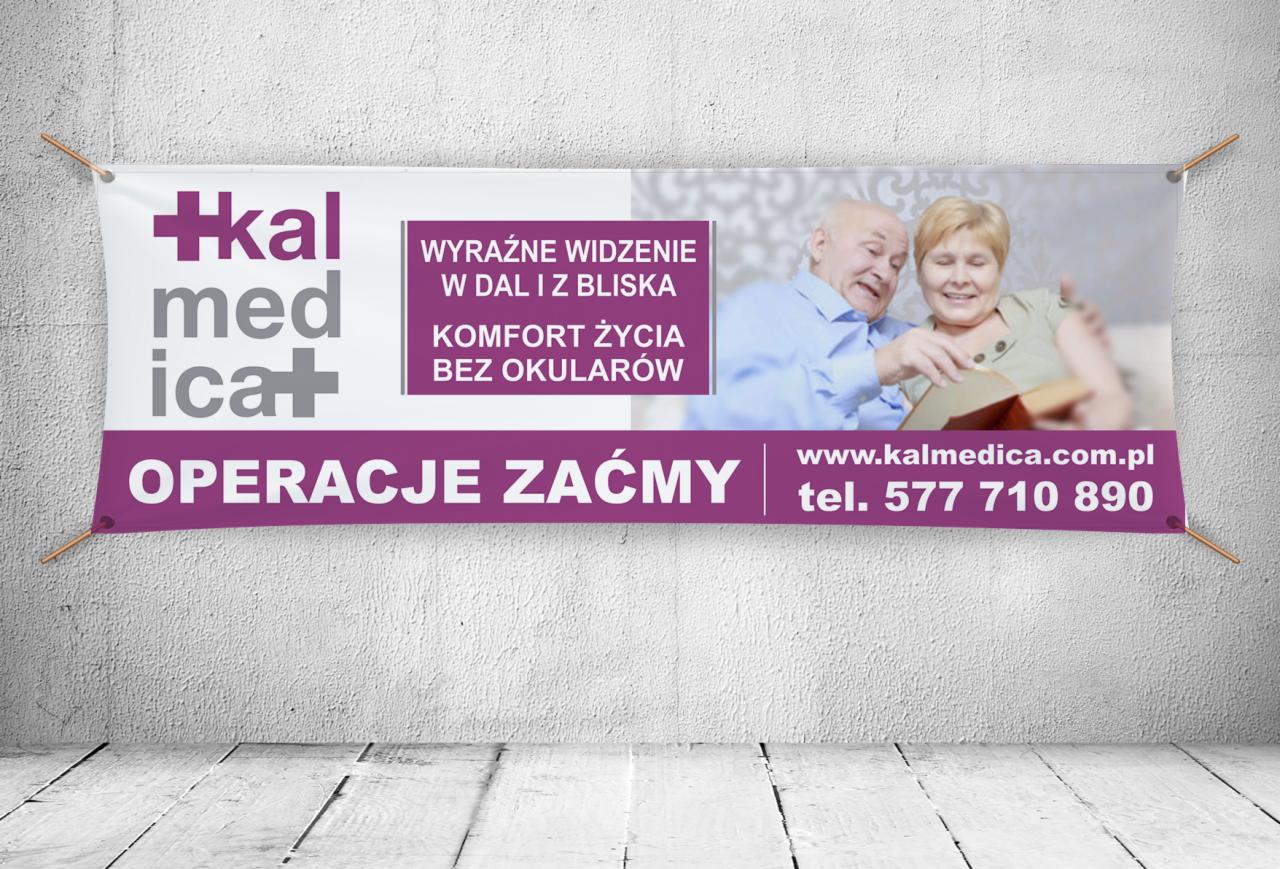Banner reklamowy z logo Kalmedica, hasłem o wyraźnym widzeniu bez okularów i informacją o operacjach zaćmy, wiszący na szarej ścianie.