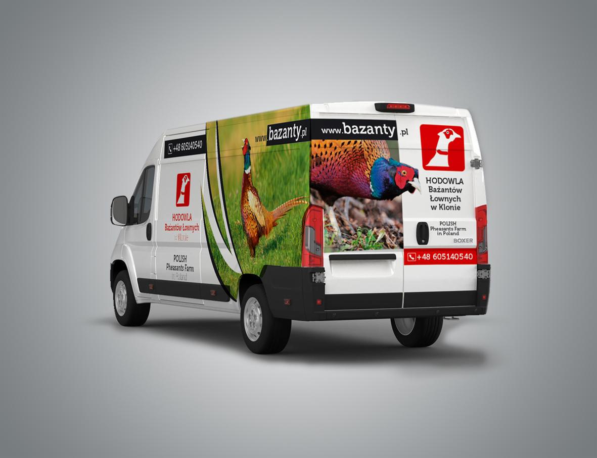 Oklejony samochód dostawczy z grafiką przedstawiającą bażanty i logo hodowli bażantów łownych, widok z tyłu na szarym tle.