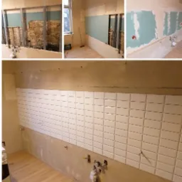 Etapy prac w pomieszczeniu: widoczna surowa ściana z instalacją, fragment ściany z płytami kartonowo-gipsowymi i częściowo położone białe, prostokątne płytki ceramiczne na ścianie nad blatem.