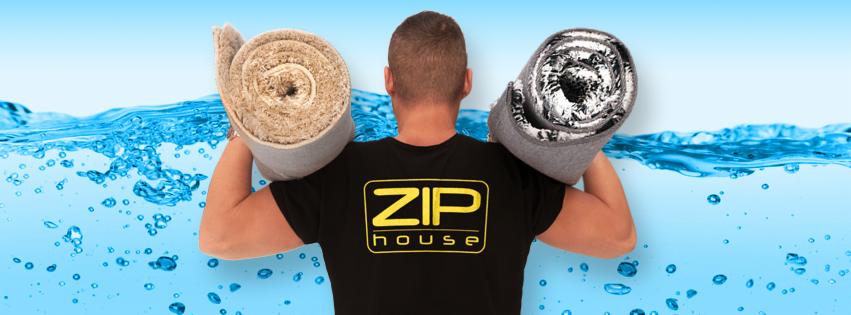 Mężczyzna z logo firmy ZIP House na czarnej koszulce, niosący dwa zwinięte dywany na ramionach na tle grafiki imitującej wodę.