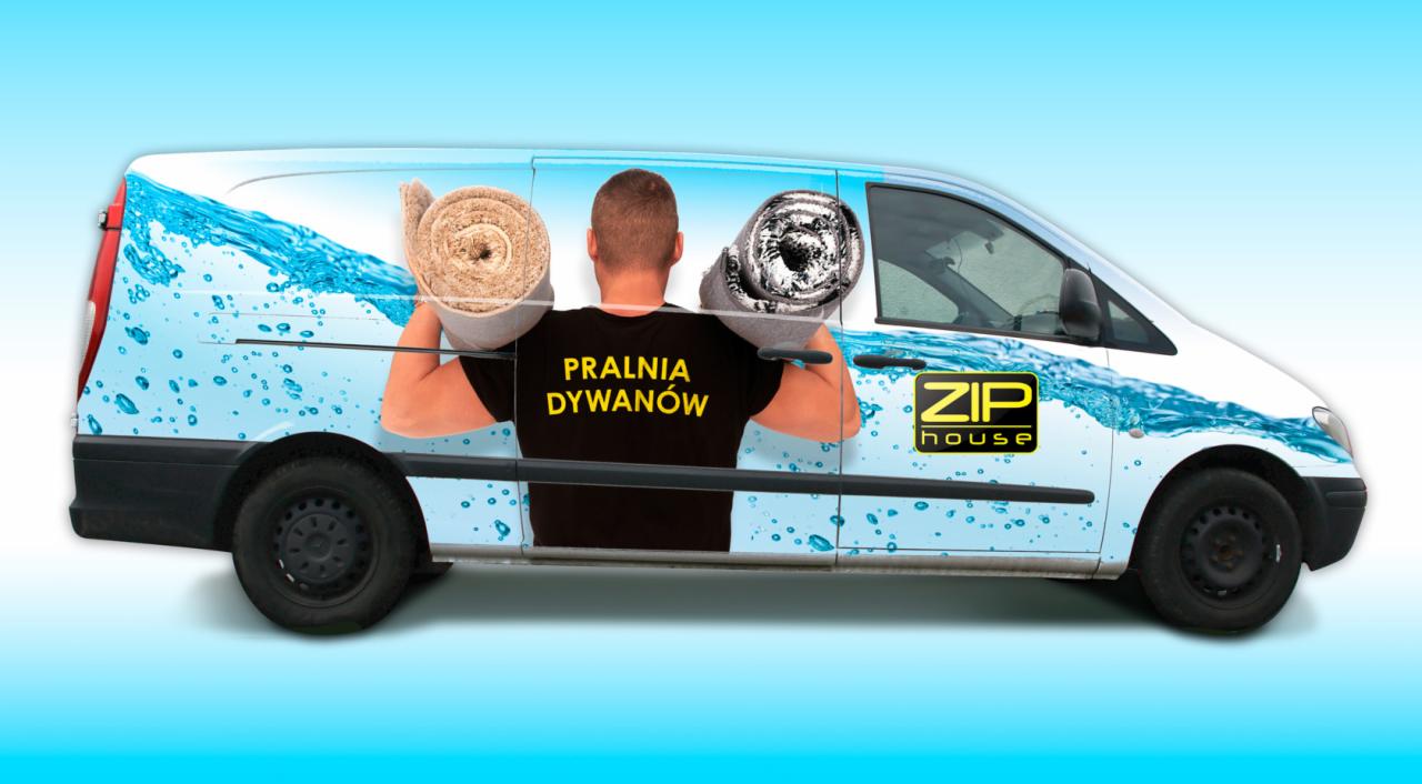 Reklamowy samochód dostawczy z nadrukiem imitującym pracownika niosącego zwinięte dywany, logo firmy 'ZIP house' i napis 'Pralnia Dywanów'.