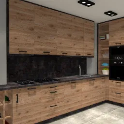 Kuchenna zabudowa z drewnopodobnymi frontami, czarnymi blatami i AGD, widoczny regał na wino z butelkami.