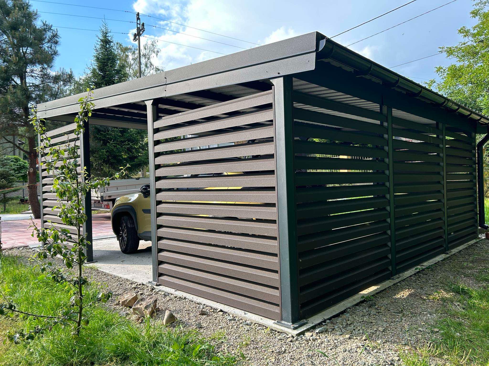 Nowoczesny, brązowo-zielony carport z poziomymi panelami osłonowymi, na betonowej wylewce, z zaparkowanym samochodem wewnątrz, otoczony zielenią i drzewami.