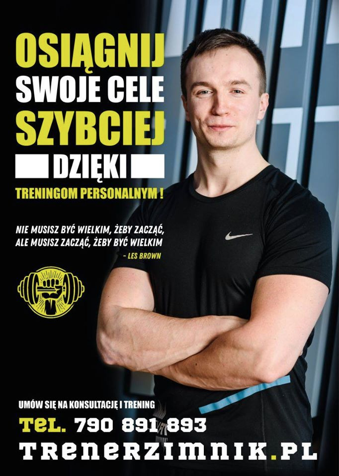Mężczyzna w sportowej koszulce z założonymi rękami na tle grafiki z hasłami motywacyjnymi i danymi kontaktowymi trenera personalnego. Uśmiechnięta twarz.