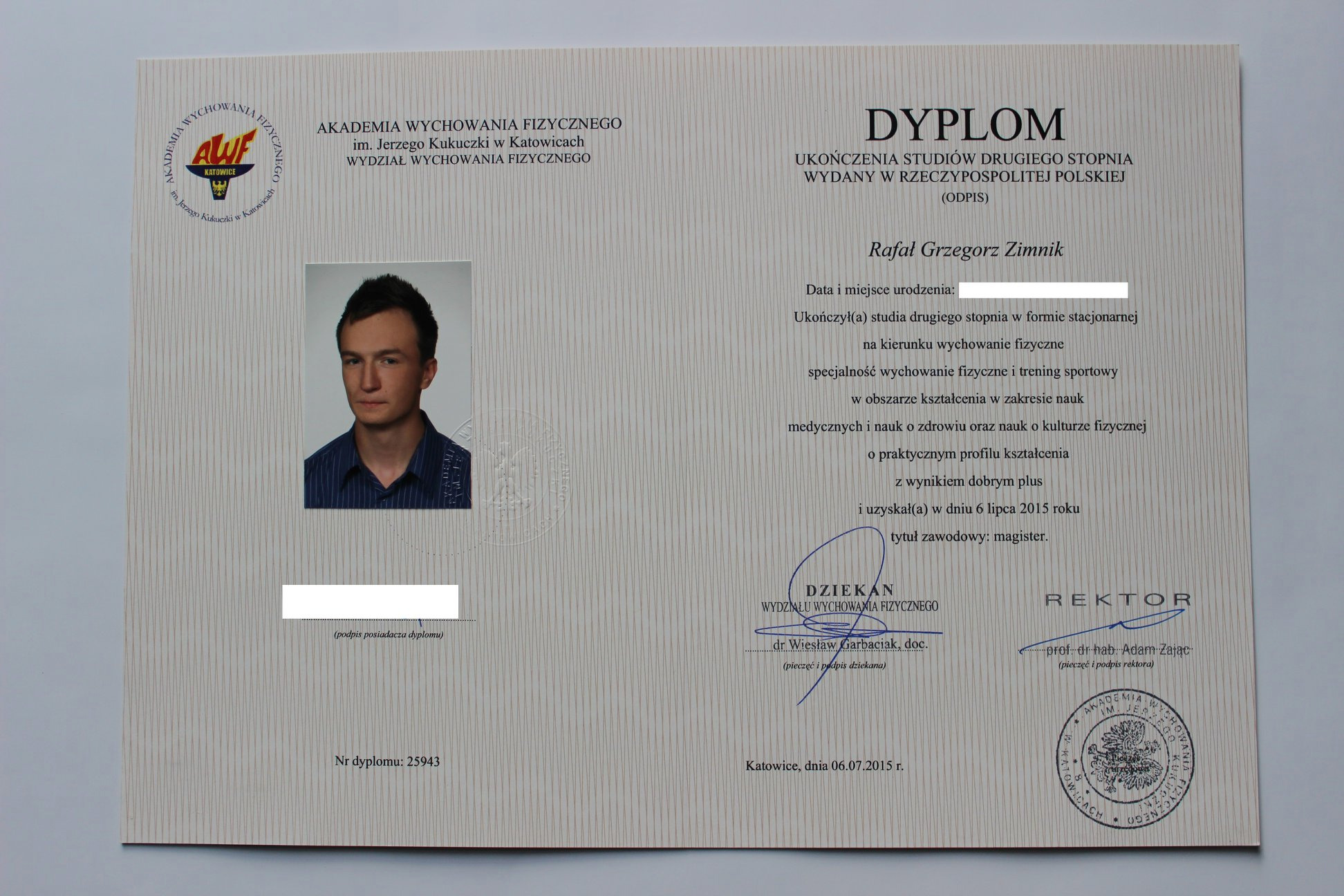 Dyplom ukończenia studiów drugiego stopnia z fotografią osoby, specjalność wychowanie fizyczne i trening sportowy, wydany w Katowicach 6 lipca 2015.