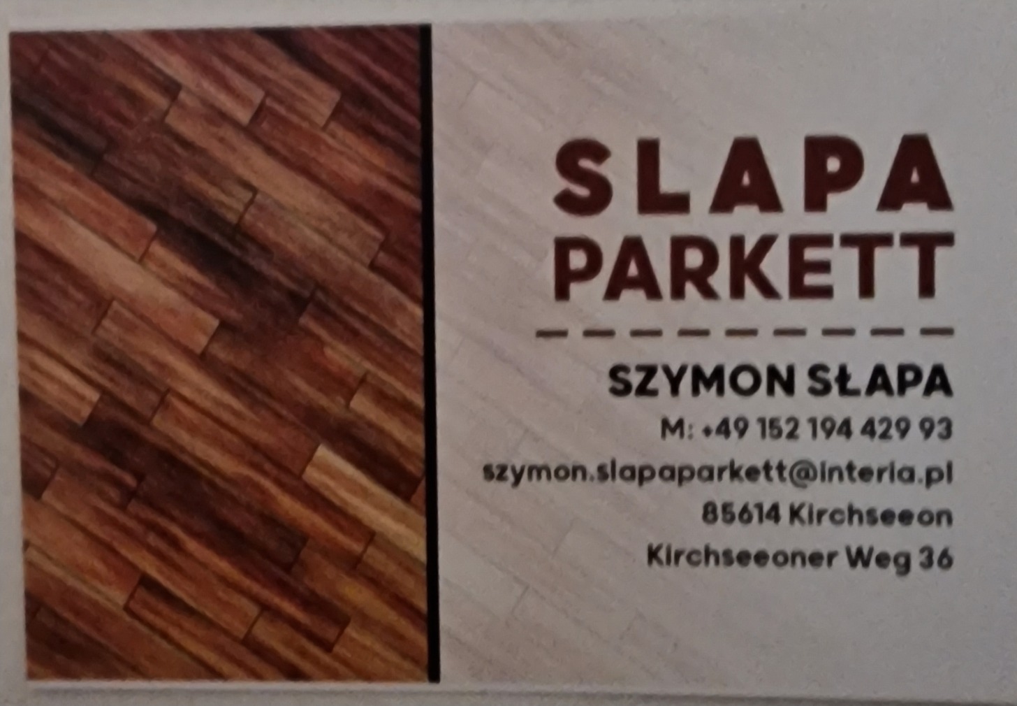 Wizytówka firmy parkieciarskiej Słapa Parkett z drewnianą fakturą parkietu po lewej stronie.