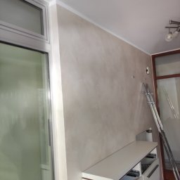 LUX&ART WNĘTRZA ŁUKASZ WĘGLOWSKI - Ściana po dekoracyjnym malowaniu w odcieniach beżu, widoczna drabina, białe meble i okno. Efektowna faktura na ścianie.