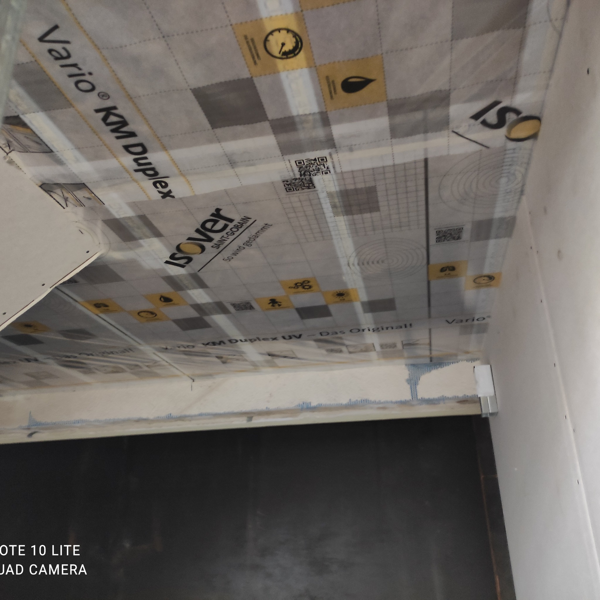 Membrana paroizolacyjna Vario KM Duplex UV, z widocznymi oznaczeniami i kodem QR, zamontowana na suficie, przygotowana do dalszych prac wykończeniowych.