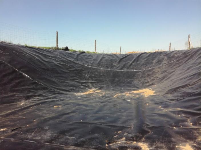 Uszczelnienie zbiornika retencyjnego. Użyty materiał: geomembrana