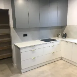 Lakierowane fronty , złoty uchwyt krawędziowy