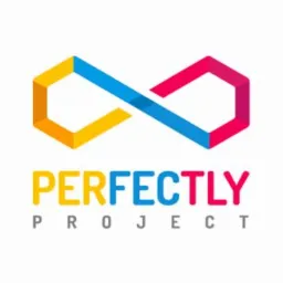 Kolorowe logo firmy Perfectly Project z symbolem nieskończoności w odcieniach żółci, błękitu i fuksji, umieszczone nad nazwą firmy w kolorze żółtym, z szarym dopiskiem 'PROJECT' pod spodem.