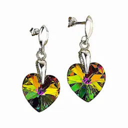 Para srebrnych kolczyków z kryształami w kształcie serca, o wielobarwnej, fasetowanej powierzchni, zawieszonych na białym tle.