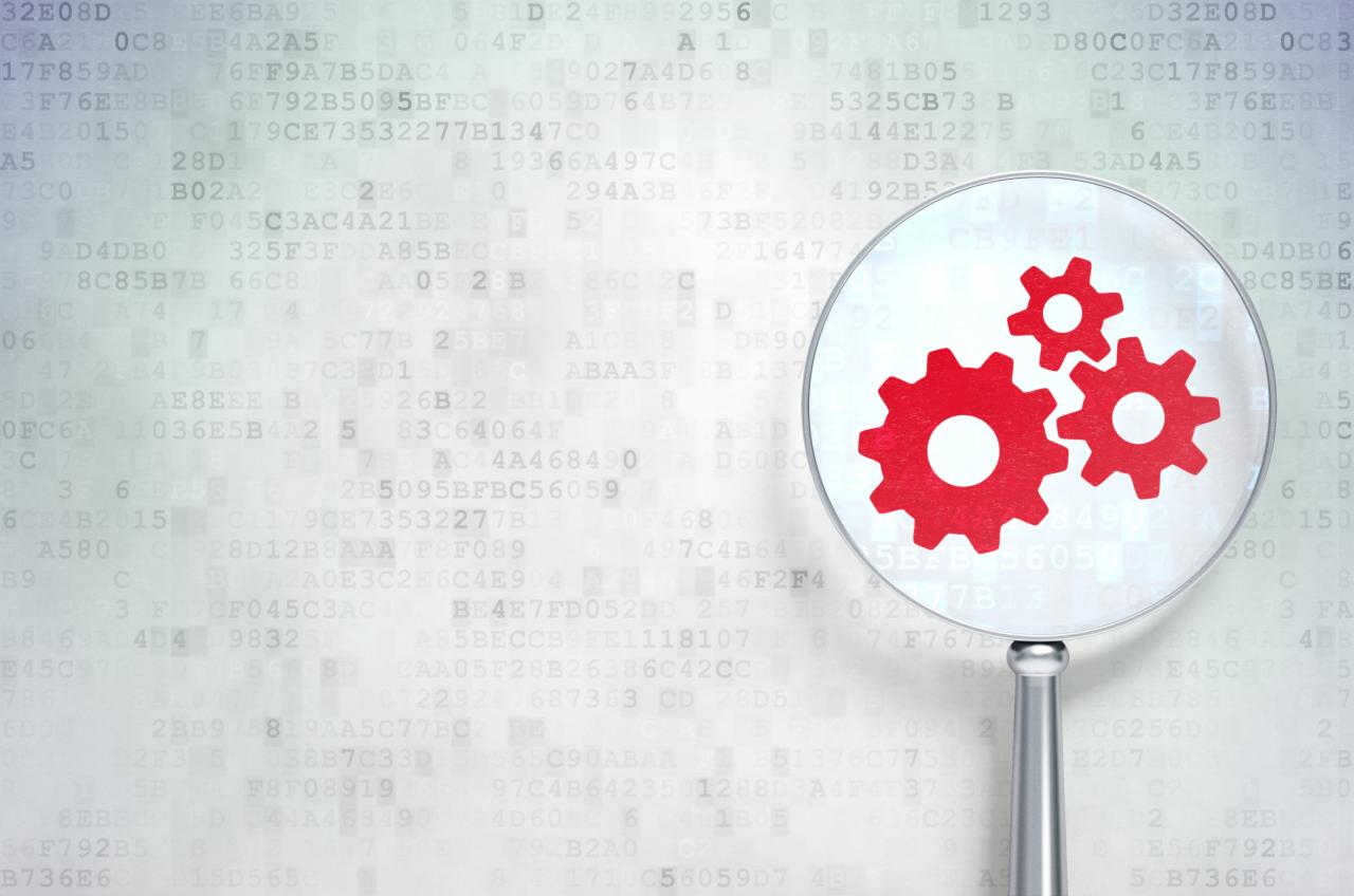 Trzy czerwone koła zębate pod szkłem powiększającym na tle cyfrowego kodu, symbolizujące konfigurację i optymalizację.