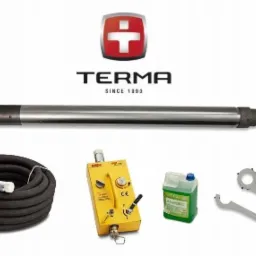 Zestaw narzędzi Terma do instalacji telekomunikacyjnych, zawierający wiertło, przewód, żółty panel sterowania, butelkę oleju i klucze, na białym tle z logo Terma.