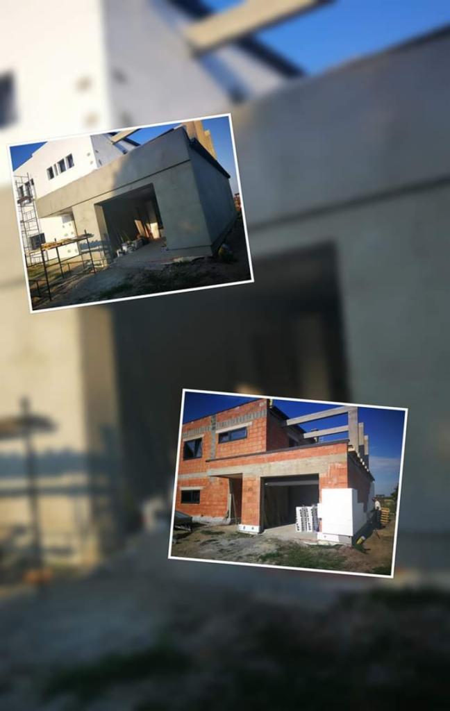 Dwa zdjęcia w ramkach przedstawiające budowę domu na różnych etapach: jedno z surową konstrukcją z cegły i betonu, drugie z otynkowaną elewacją i zamontowanymi oknami.