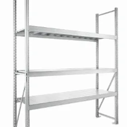 Metalowy regał magazynowy z trzema półkami, widok z dołu, na białym tle.