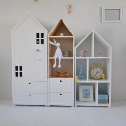 Zestaw solidnych mebli dziecięcych w kształcie domków z drewna.

Zestaw mebli dziecięcych składający się z dwóch pojemnych regałów, oraz szafy w kształcie domków, wykonany z najwyższej jakości materiałów.
