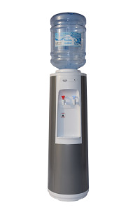 Dystrybutor wody butelkowej, stojący, w kolorze szaro-białym, z widoczną butlą wody na górze i kranikami do wody ciepłej i zimnej.