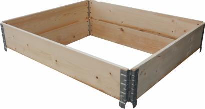 Drewniana rama skrzyniowa, połączona metalowymi kątownikami, przeznaczona do pakowania lub jako podstawa konstrukcji.