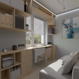 Modei Sztuka & Design - Wizualizacja pokoju biurowego z drewnianymi szafkami, biurkiem przy oknie z żaluzjami, szarą sofą i abstrakcyjnym obrazem na ścianie.