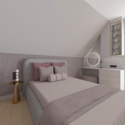 Modei Sztuka & Design - Jasna sypialnia na poddaszu z łóżkiem, toaletką z lustrem i oknem z widokiem na zieleń. Dekoracyjna ściana z pionowymi żłobieniami w odcieniach różu.