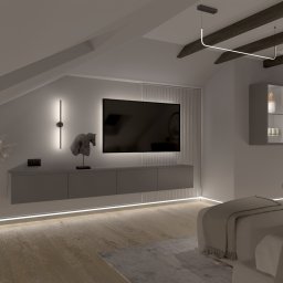 Modei Sztuka & Design - Nowoczesna aranżacja poddasza z szarą szafką RTV, telewizorem, dekoracyjną rzeźbą konia i oświetleniem LED. Widoczne drewniane belki stropowe i przeszklona witryna.