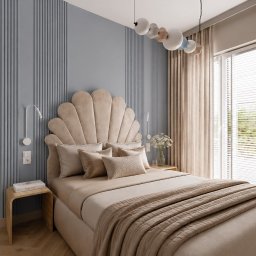 Modei Sztuka & Design - Elegancka sypialnia z beżowym łóżkiem o zagłówku w kształcie muszli, błękitną ścianą z pionowymi panelami dekoracyjnymi, drewnianą szafką nocną i designerską lampą wiszącą.