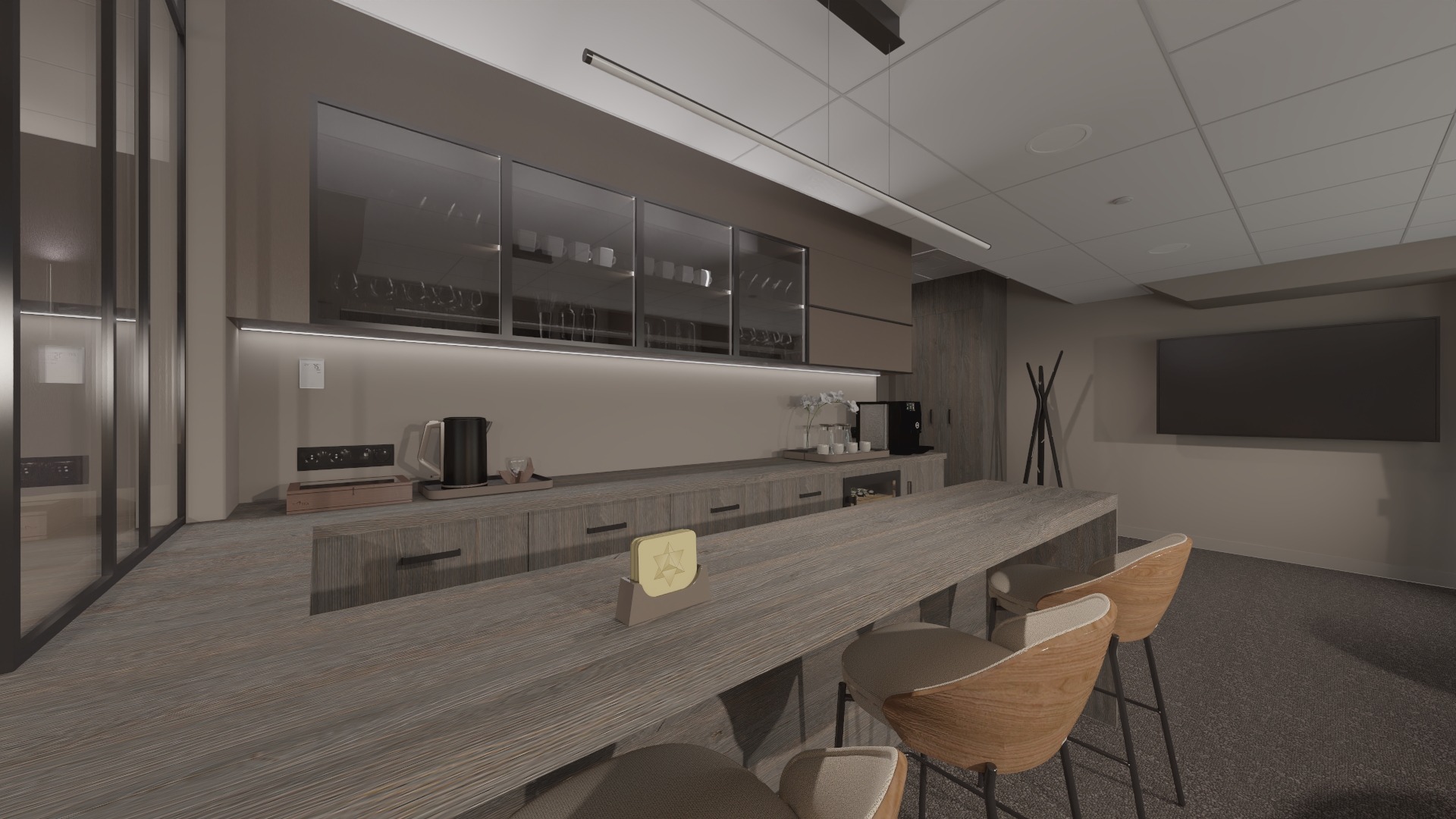 Nowoczesna przestrzeń biurowa z aneksem kuchennym, drewniane blaty, szklane szafki, oświetlenie LED i wysokie krzesła barowe.