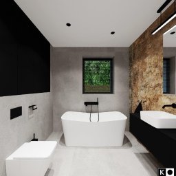 KOKOPROJEKT Jacek Kokowski - Nowoczesna łazienka z wolnostojącą wanną, czarnymi akcentami i oknem z widokiem na zieleń. Ściana z efektem kamienia dodaje charakteru. Minimalistyczny design.