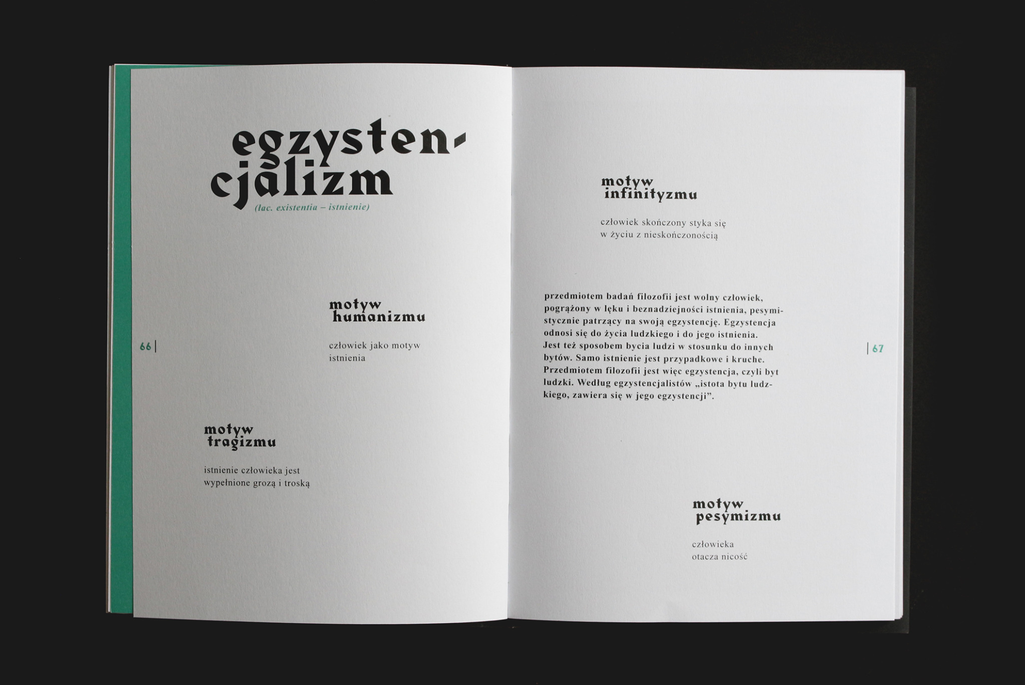 Otwarta książka z tekstem o egzystencjalizmie, humanizmie, tragizmie, infinityzmie i pesymizmie, z minimalistyczną typografią i numerami stron 66 i 67.