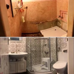 Porównanie łazienki przed i po remoncie: widoczne zniszczone ściany i stara kabina prysznicowa w górnej części zdjęcia, a w dolnej odnowiona łazienka z wzorzystymi płytkami, kabiną prysznicową...