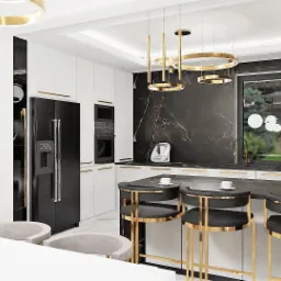 Elegancka kuchnia w czerni i bieli z marmurowym blatem, złotymi akcentami i nowoczesnym oświetleniem, widok na ogród przez okno.