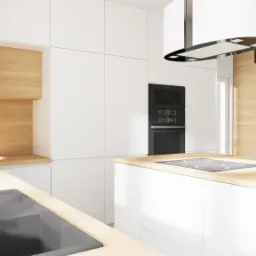 Nowoczesna kuchnia z białymi szafkami, drewnianymi blatami i pionową ścianą zieleni, minimalistyczny design, czarne akcenty w postaci okapu i lamp, szary zlew.