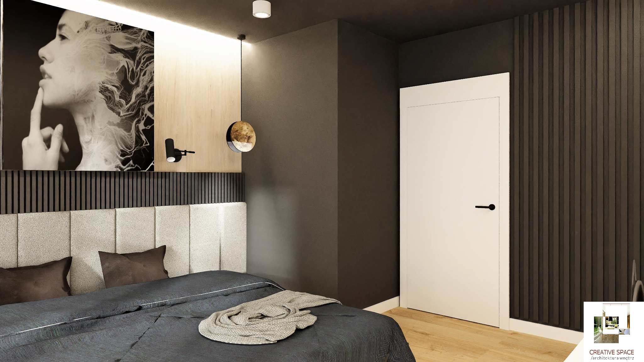 Nowoczesna sypialnia z łóżkiem z tapicerowanym zagłówkiem, ciemną pościelą i dekoracyjnym panelem ściennym, oświetlona lampą ścienną i ozdobiona czarno-białym portretem kobiety.