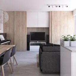 Nowoczesny salon z drewnianą ścianą, fortepianem, szarą sofą i telewizorem, oświetlony punktowymi lampami sufitowymi i naturalnym światłem z okna z roletami rzymskimi.