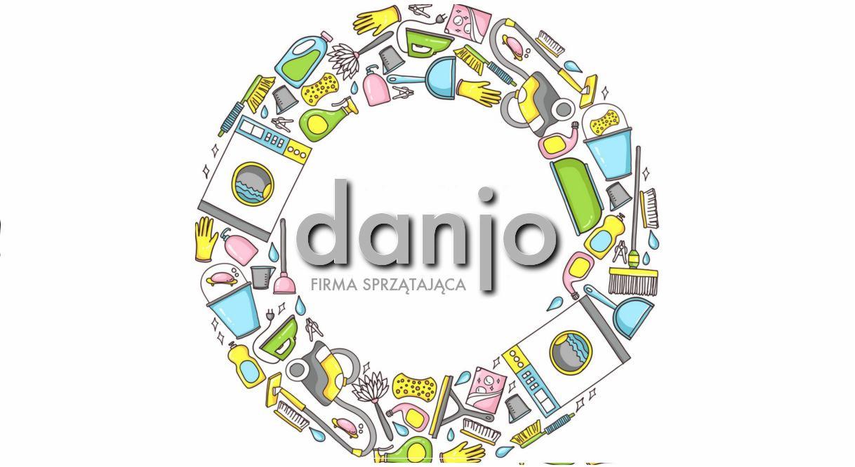 Ilustracja logo firmy sprzątającej 'danjo', otoczone rysunkami sprzętów do sprzątania: pralka, mop, wiadro, gąbka, szczotka, rękawice, płyny.