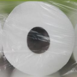 Forpap - Rolka białego papieru toaletowego z widoczną, ciemną tekturą w środku, zapakowana w przezroczysty plastik.