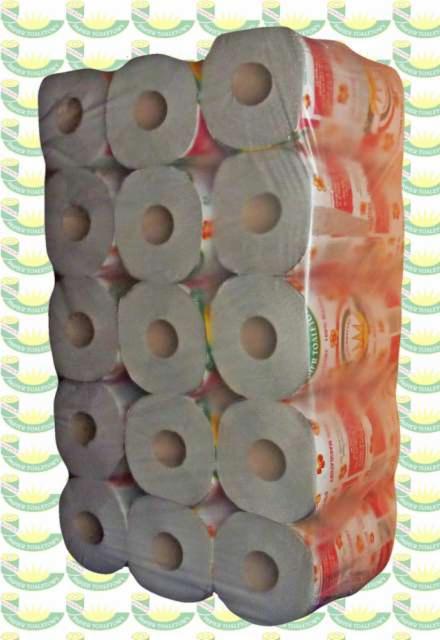 Duże opakowanie zbiorcze szarego papieru toaletowego w przezroczystej folii, widoczne etykiety z delikatnym wzorem.