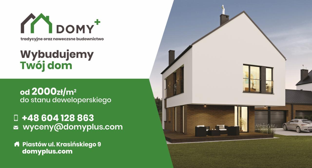 Wizualizacja nowoczesnego domu jednorodzinnego z płaskim dachem i elewacją w kolorze białym, z elementami wykończenia z cegły, usytuowanego na trawniku, z widocznym samochodem w tle oraz logo firmy...