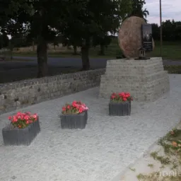 Pomnik przy Pl. Świętego Floriana, Banie