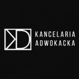 Logo kancelarii adwokackiej: abstrakcyjny symbol w kwadracie po lewej, obok napis 'Kancelaria Adwokacka' w dwóch wierszach, wszystko w kolorze białym na czarnym tle.