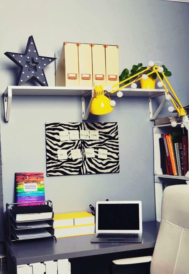 Domowe biuro w Kurzelowie z biurkiem, laptopem, półkami z dekoracjami, lampką i tablicą w zebrę.