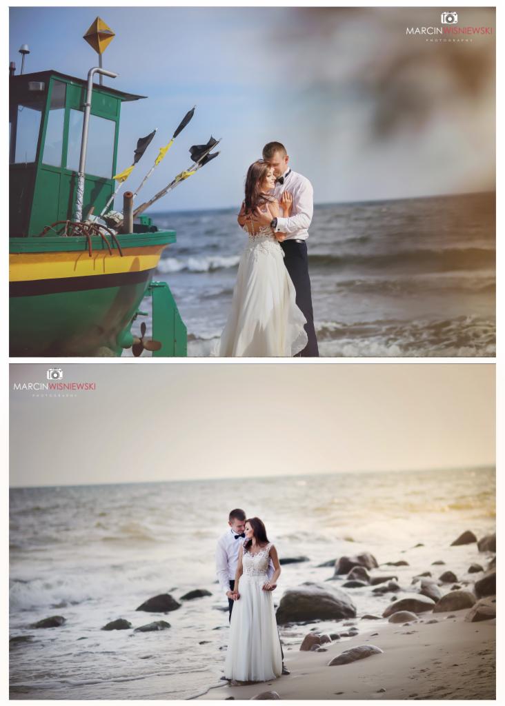 Para młoda w objęciach na plaży, w tle zielona łódź rybacka i morskie fale, na drugim ujęciu para trzyma się za ręce na tle kamienistej plaży.