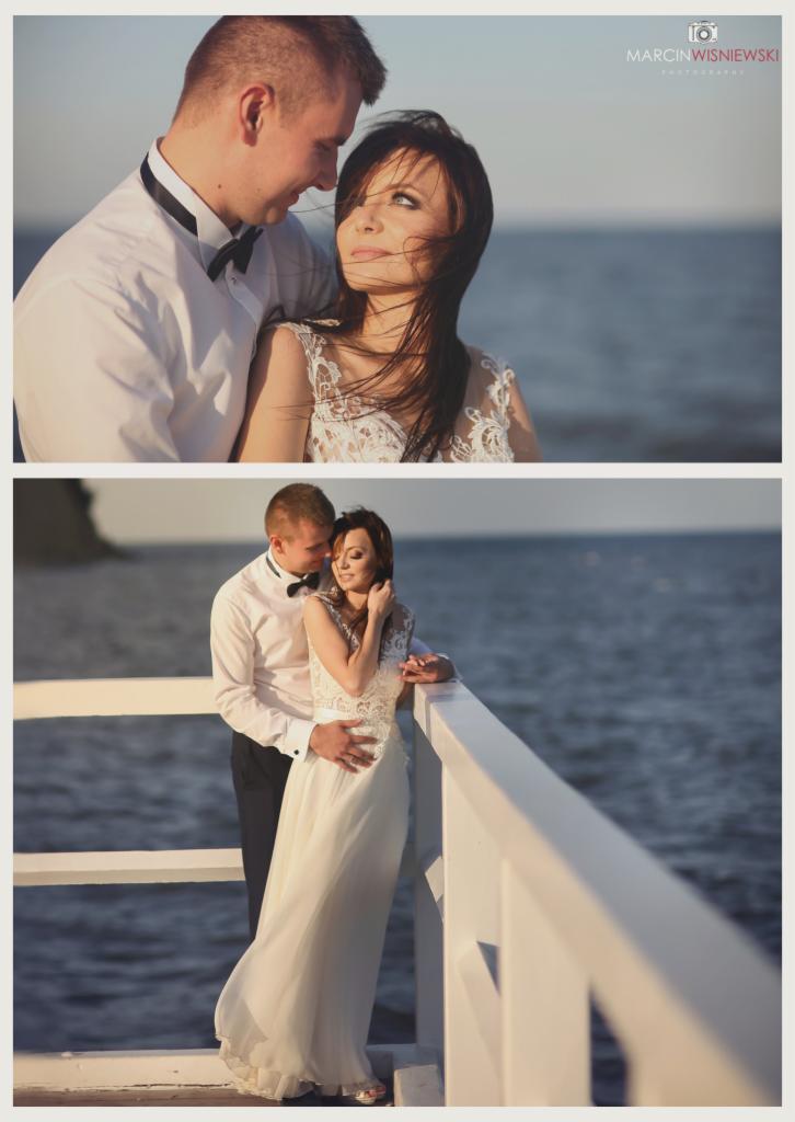 Para młoda na molo, on w smokingu obejmuje ją, ona w koronkowej sukni spogląda w dal, w tle spokojne morze, ujęcie z dwóch perspektyw.