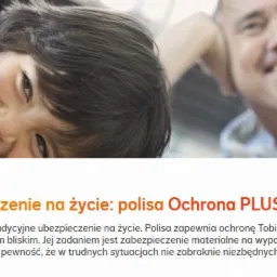 Uśmiechnięty chłopiec z szerokim uśmiechem, oparty o ramię uśmiechniętego mężczyzny, w tle jasne wnętrze.