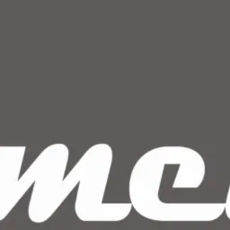 Grafika logo firmy Primebud, przedstawiająca stylizowaną postać malarza na drabinie malującego ścianę na czerwono za pomocą wałka.