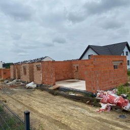 Tyniec Mały ul. Domasławska, domy w zabudowie bliźniaczej. 