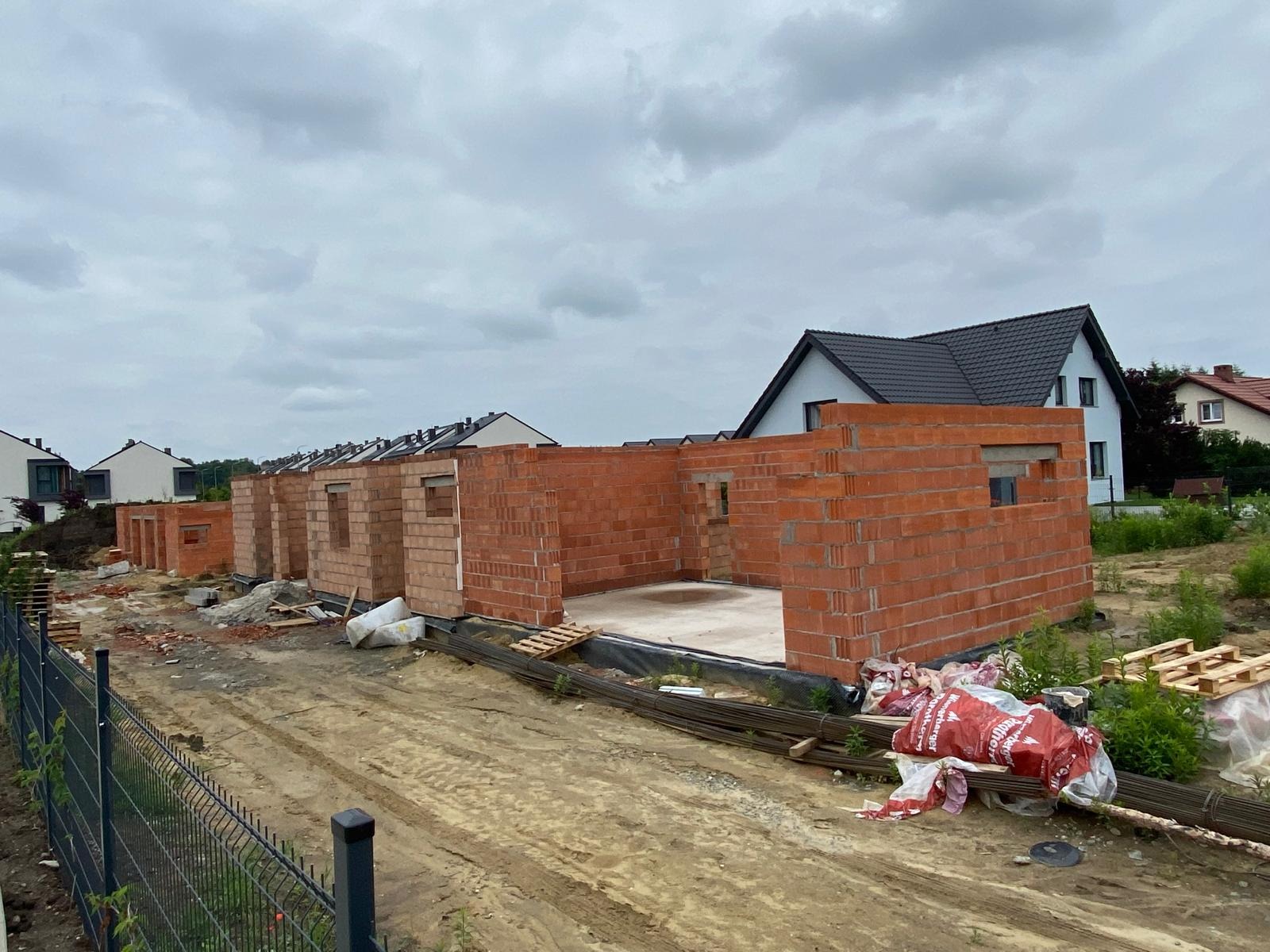 Tyniec Mały ul. Domasławska, domy w zabudowie bliźniaczej.