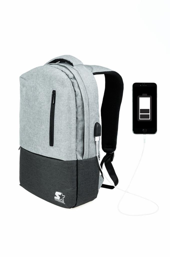 Szary plecak z czarnym dołem, podłączony kablem USB do smartfona z niskim poziomem baterii, widoczny na białym tle.